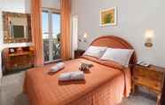 Kamar Tidur 3 Mayflower Beach Hotel