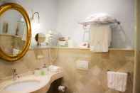 Toilet Kamar Kelina Charme Hotel by Cantine Due Palme