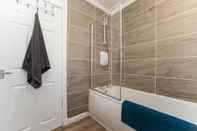 In-room Bathroom Two Bedroom House by Klass Living Serviced Accommodation Hamilton - Kenmar House With Parking & WiFi
