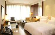 Bedroom 2 Xi'an QuJiang Hotel