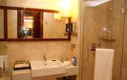 In-room Bathroom 6 Xi'an QuJiang Hotel