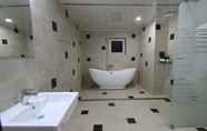 Toilet Kamar 4 Louis J Hotel