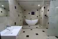 Toilet Kamar Louis J Hotel