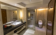 In-room Bathroom 3 Manhattan Kinlen Hotel - Shishi