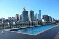 Kolam Renang Royal Stays Apartments Docklands