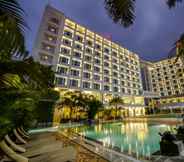 Kolam Renang 2 Express Inn The Business Luxury Hotel