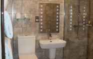 Toilet Kamar 3 Badgers Mount Hotel