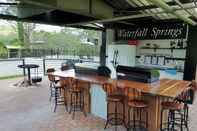 บาร์ คาเฟ่ และเลานจ์ Waterfall Springs Retreat and Wildlife Sanctuary