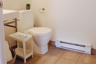 In-room Bathroom MTLVacationRentals - Suite Mont-Royal - 3 queen beds, 1,5 Ba