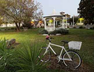 Exterior 2 Gazebo Motor Inn