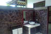 Toilet Kamar Amed Oasis