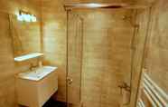 Toilet Kamar 4 Baratero Wooden House Apartment