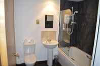 In-room Bathroom Airlie Arms Hotel