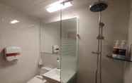 Toilet Kamar 3 Gallery Hotel BnB