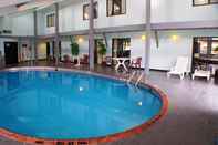 สระว่ายน้ำ Pictured Rocks Inn & Suites