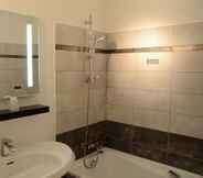In-room Bathroom 4 Hotel Saint Romain