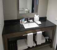 In-room Bathroom 7 Hampton Inn by Hilton Cancun Cumbres