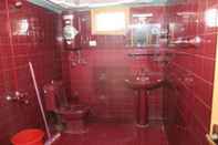 Phòng tắm bên trong Hotel Orash Lodges