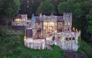 Bangunan 3 HIGHLANDS CASTLE overlooking Lake George.. plus 2 other Castles!