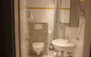 Toilet Kamar 5 Hotel Paris