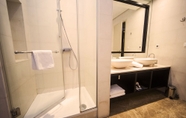 Toilet Kamar 6 Residence Hotel