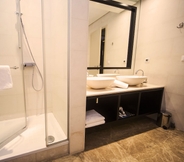 In-room Bathroom 6 Residence Hotel