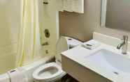 In-room Bathroom 7 Super 8 by Wyndham Benton Harbor - St. Joseph