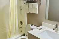 In-room Bathroom Super 8 by Wyndham Benton Harbor - St. Joseph