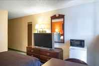 Bedroom Super 8 by Wyndham Benton Harbor - St. Joseph