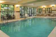 Swimming Pool Courtyard by Marriott Hershey Chocolate Avenue