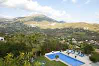 Swimming Pool Hotel Cortijo de Salia