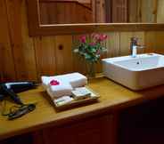 In-room Bathroom 5 Blue Vanda Lodge