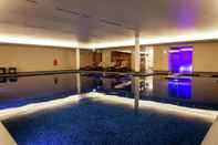 Kolam Renang Lincoln Plaza London, Curio Collection by Hilton