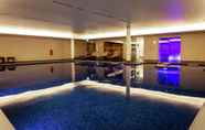 Kolam Renang 7 Lincoln Plaza London, Curio Collection by Hilton