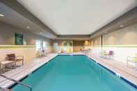 Swimming Pool La Quinta Inn & Suites by Wyndham Memphis Downtown