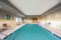 Kolam Renang La Quinta Inn & Suites by Wyndham Memphis Downtown