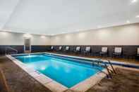 สระว่ายน้ำ La Quinta Inn & Suites by Wyndham Pittsburg