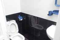 Toilet Kamar Leos Home Stay