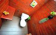 Toilet Kamar 6 Rabbit Habitat Homestay