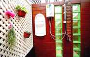 Toilet Kamar 3 Rabbit Habitat Homestay