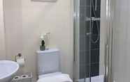 Toilet Kamar 3 Morland House Apartments