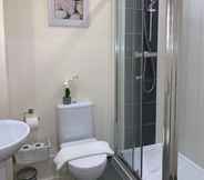 Toilet Kamar 3 Morland House Apartments