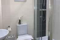 In-room Bathroom Morland House Apartments