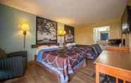 Bedroom 6 Super 8 by Wyndham Alexandria/Washington D.C. Area