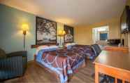 Bedroom 2 Super 8 by Wyndham Alexandria/Washington D.C. Area