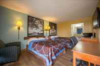 Bedroom Super 8 by Wyndham Alexandria/Washington D.C. Area