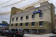 Bangunan Days Inn by Wyndham Brooklyn Marine Park