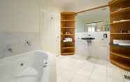 Toilet Kamar 5 Lakeside Suites 3