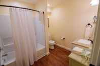 Toilet Kamar Inn at Buckhorn Cove