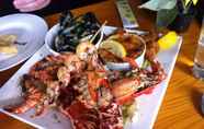 ร้านอาหาร 5 Crab and Lobster Inn